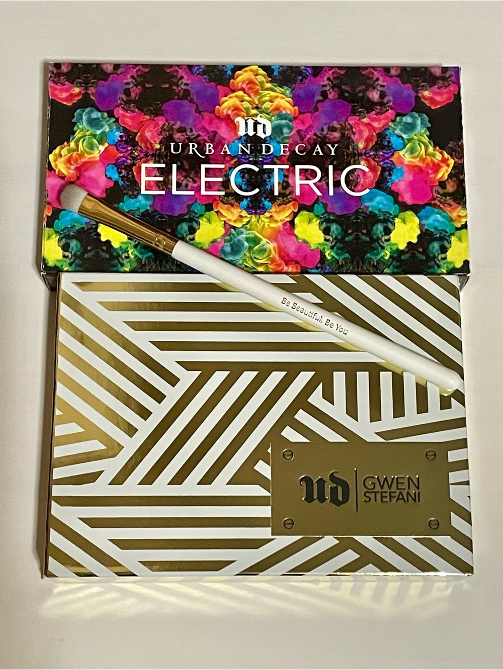 Urban Decay UD Electric + Gwen Stefani Eyeshadow Palette Bundle + Brush